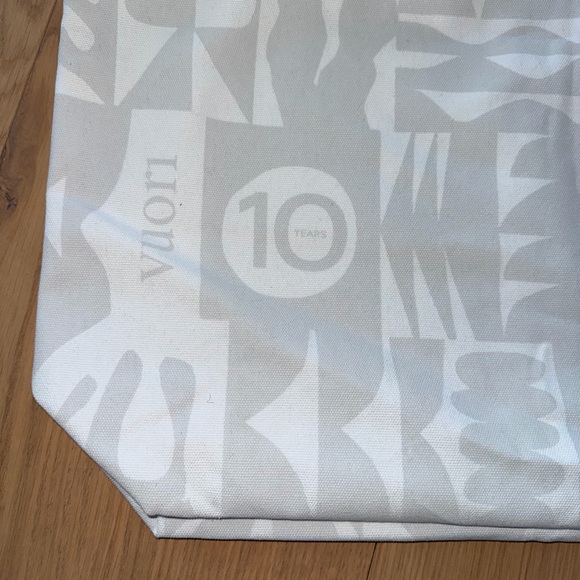 Vuori - White and Gray Patterned Tote Bag - Picture 7 of 8